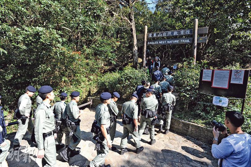 長沙灣鷹巢山繼去年聖誕節假期一日發生兩宗行山劫案後,前晚再發生同類案件;警方昨晨再派出大批人員登山搜捕,其間檢獲一柄相信是匪徒遺下的生果刀帶署調查。(衛永康攝) 長沙灣鷹巢山繼去年聖誕節假期一日發生兩宗行山劫案後,前晚再發生同類案件;警方昨晨再派出大批人員登山搜捕,其間檢獲一柄相信是匪徒遺下的生果刀帶署調查。(衛永康攝)
