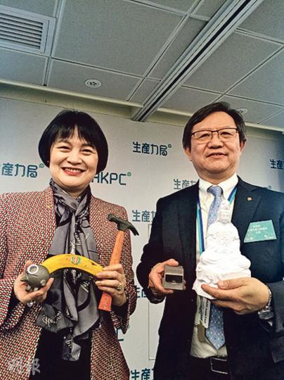 生產力促進局主席林宣武(右)及總裁麥鄧碧儀(左)介紹該局近年力推嘅3D打印技術,佢哋拎住嘅觀音像、槌仔、香蕉,全部都係用3D打印機,以A4影印紙做原料製作出嚟嘅模型。(黃振豪攝) 生產力促進局主席林宣武(右)及總裁麥鄧碧儀(左)介紹該局近年力推嘅3D打印技術,佢哋拎住嘅觀音像、槌仔、香蕉,全部都係用3D打印機,以A4影印紙做原料製作出嚟嘅模型。(黃振豪攝)