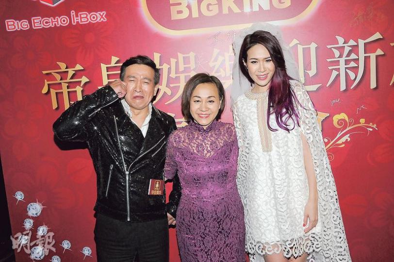 麥德羅(左起)呷醋Apple姐跟莊思明「結婚」。(攝影/記者:林祖傑)打扮成新娘般的莊思明(左)有家姐莊思敏(右)陪「出嫁」。(攝影/記者:林祖傑) 麥德羅(左起)呷醋Apple姐跟莊思明「結婚」。(攝影/記者:林祖傑)打扮成新娘般的莊思明(左)有家姐莊思敏(右)陪「出嫁」。(攝影/記者:林祖傑)