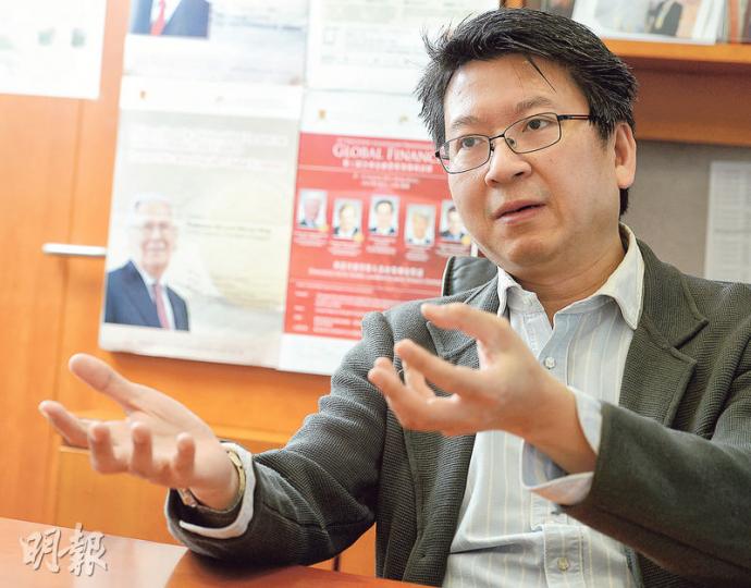 中文大學經濟學教授莊太量建議港府善用郊野公園邊緣大量土地,再輸入外勞興建公營房屋。(劉焌陶攝) 中文大學經濟學教授莊太量建議港府善用郊野公園邊緣大量土地,再輸入外勞興建公營房屋。(劉焌陶攝)