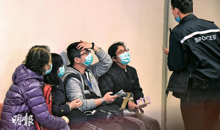 雙屍倫常命案後,死者親友趕至醫院了解情况及向警方提供資料助查。(鍾炳然攝)遭勒斃女死者的遺體昨午由仵工舁走。(林智傑攝)牛池灣瓊山苑昨發生病夫勒斃患認知障礙症妻子後墮樓同死悲劇,丈夫墮下花槽位置遺下血漬及一頂灰色帽。(蔡方山攝) 雙屍倫常命案後,死者親友趕至醫院了解情况及向警方提供資料助查。(鍾炳然攝)遭勒斃女死者的遺體昨午由仵工舁走。(林智傑攝)牛池灣瓊山苑昨發生病夫勒斃患認知障礙症妻子後墮樓同死悲劇,丈夫墮下花槽位置遺下血漬及一頂灰色帽。(蔡方山攝)