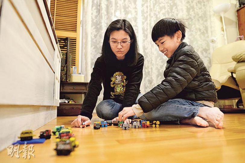 劉太(左)跟兩個兒子什麼都談,也會跟他們玩玩具車及聽他們講故事。圖右為其就讀小四的長子。(鍾林枝攝) 劉太(左)跟兩個兒子什麼都談,也會跟他們玩玩具車及聽他們講故事。圖右為其就讀小四的長子。(鍾林枝攝)