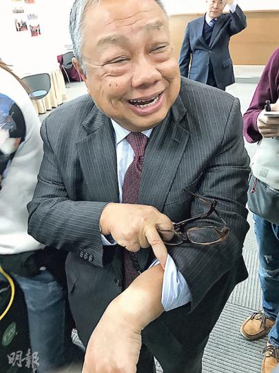 全國政協常委陳永棋前兩日先喺非洲旅遊返嚟,曬到「面黑」,佢仲除咗手表畀Emily睇吓佢嘅手表印。(渠贇攝) 全國政協常委陳永棋前兩日先喺非洲旅遊返嚟,曬到「面黑」,佢仲除咗手表畀Emily睇吓佢嘅手表印。(渠贇攝)