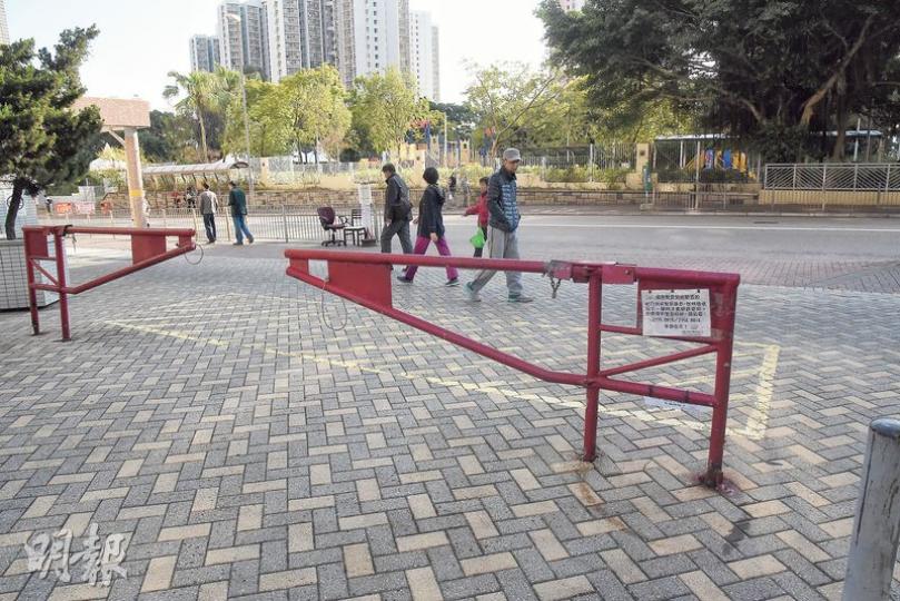 奪命車禍後,昨午記者見到現場消防通道出入欄閘有上鎖及貼出緊急通道使用通告,但有街坊指消防欄閘經常無鎖,車輛可自由出入。(林智傑攝)記者昨午到毗鄰秀茂坪邨的順天邨觀察,發現屋苑消防通道欄閘「門常開」,不時有車輛進出。(林智傑攝) 奪命車禍後,昨午記者見到現場消防通道出入欄閘有上鎖及貼出緊急通道使用通告,但有街坊指消防欄閘經常無鎖,車輛可自由出入。(林智傑攝)記者昨午到毗鄰秀茂坪邨的順天邨觀察,發現屋苑消防通道欄閘「門常開」,不時有車輛進出。(林智傑攝)