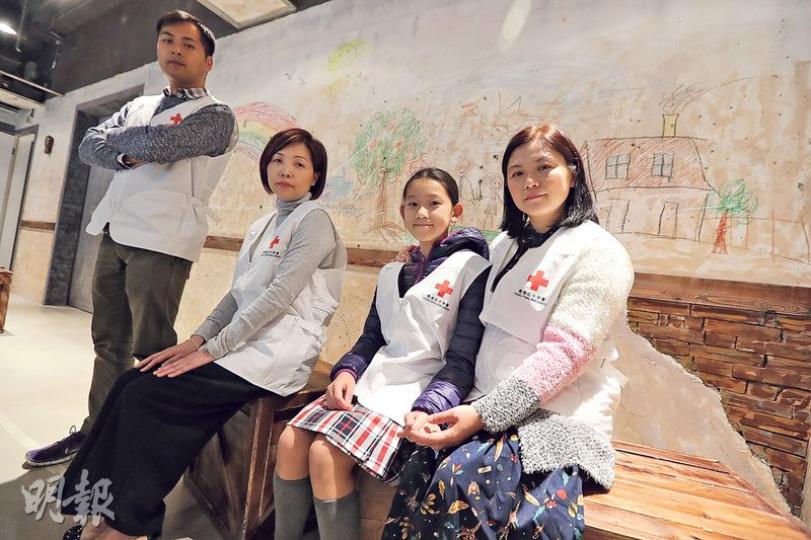 義工譚成就(左起)、香港紅十字會蘇婉嫻、義工吳穎琛和其母吳李芷華,昨日談起敘利亞難民於約旦的情况,指出大部分難民都希望早日回家。(李紹昌攝) 義工譚成就(左起)、香港紅十字會蘇婉嫻、義工吳穎琛和其母吳李芷華,昨日談起敘利亞難民於約旦的情况,指出大部分難民都希望早日回家。(李紹昌攝)