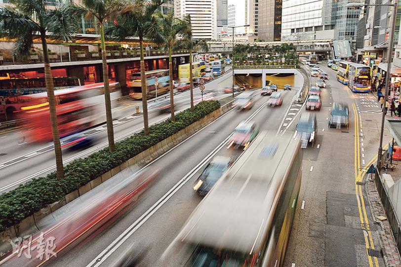 中環干諾道中每日平均汽車流量逾40萬架次,環保署評估顯示,該道路汽車排放的氮氧化物主要來自專利巴士,佔整體排放量逾四成。(楊柏賢攝) 中環干諾道中每日平均汽車流量逾40萬架次,環保署評估顯示,該道路汽車排放的氮氧化物主要來自專利巴士,佔整體排放量逾四成。(楊柏賢攝)
