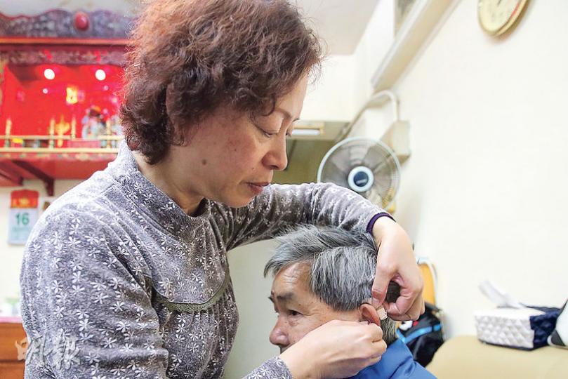 杜先生(右)13年前急性中風,其後診斷出患上血管性認知障礙症,患病後的他甚抗拒杜太(左)的隨影相伴,堅持自己每日獨自到樓下散步,但現只剩左耳有些微聽力的他,仍會依賴妻子親自為他調校助聽器,杜太笑言常因而感欣慰。(曾憲宗攝) 杜先生(右)13年前急性中風,其後診斷出患上血管性認知障礙症,患病後的他甚抗拒杜太(左)的隨影相伴,堅持自己每日獨自到樓下散步,但現只剩左耳有些微聽力的他,仍會依賴妻子親自為他調校助聽器,杜太笑言常因而感欣慰。(曾憲宗攝)
