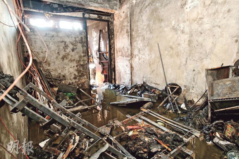 長沙灣元州街發生唐樓劏房火警,起火單位嚴重焚毁,導致28人受傷送院。(曾憲宗攝)肇事男住戶抱同愛犬狼狽逃生,事後披上白布與愛犬在警車上休息。(蔡方山攝)一隻英國短毛貓疑吸入濃煙昏迷,消防員施心外壓及輸氧氣後回復知覺。(蔡方山攝) 長沙灣元州街發生唐樓劏房火警,起火單位嚴重焚毁,導致28人受傷送院。(曾憲宗攝)肇事男住戶抱同愛犬狼狽逃生,事後披上白布與愛犬在警車上休息。(蔡方山攝)一隻英國短毛貓疑吸入濃煙昏迷,消防員施心外壓及輸氧氣後回復知覺。(蔡方山攝)