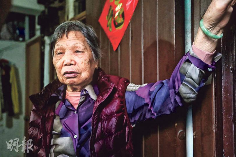 與丈夫雙依為命、租住汝州街唐樓劏房的譚婆婆稱,唐樓的消防設備不齊全,一旦發生火警時只能自求多福。(曾憲宗攝) 與丈夫雙依為命、租住汝州街唐樓劏房的譚婆婆稱,唐樓的消防設備不齊全,一旦發生火警時只能自求多福。(曾憲宗攝)