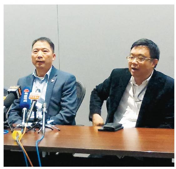 擁30張選委票的民主黨,昨宣布推薦黨員提名曾俊華參選特首,黨主席胡志偉(左)稱,希望透過提名曾俊華抗衡中聯辦干預,形容曾俊華是最有可能挑戰特首選舉結果。(梁智康攝)曾俊華(右)昨晚與社福界選委會面,會前有多個關注墟市的團體在場外請願,希望復建街市,並向曾俊華遞交請願信,並邀請他到訪東涌墟市。(郭慶輝攝) 擁30張選委票的民主黨,昨宣布推薦黨員提名曾俊華參選特首,黨主席胡志偉(左)稱,希望透過提名曾俊華抗衡中聯辦干預,形容曾俊華是最有可能挑戰特首選舉結果。(梁智康攝)曾俊華(右)昨晚與社福界選委會面,會前有多個關注墟市的團體在場外請願,希望復建街市,並向曾俊華遞交請願信,並邀請他到訪東涌墟市。(郭慶輝攝)