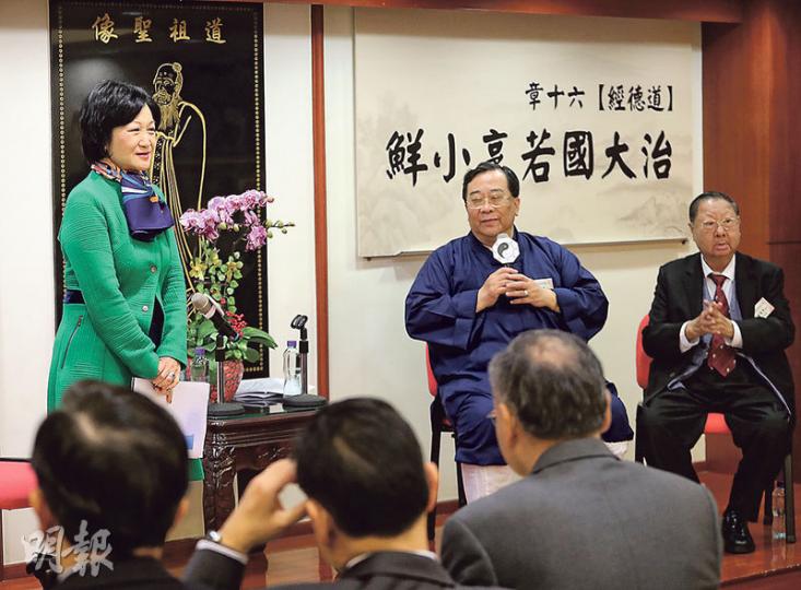 特首參選人葉劉淑儀(左)昨日與道教聯合會會面,爭取宗教界支持。出席者包括主席梁德華(中)及會長湯偉奇(右)。(郭慶輝攝) 特首參選人葉劉淑儀(左)昨日與道教聯合會會面,爭取宗教界支持。出席者包括主席梁德華(中)及會長湯偉奇(右)。(郭慶輝攝)