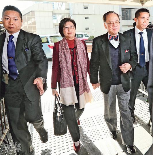 曾蔭權(右二)昨如常與太太鮑笑薇手牽手步入法院,他的兩名兒子及四名弟妹亦有到庭旁聽,眾人由早至晚一直陪伴曾蔭權出入法院應訊。(李紹昌攝) 曾蔭權(右二)昨如常與太太鮑笑薇手牽手步入法院,他的兩名兒子及四名弟妹亦有到庭旁聽,眾人由早至晚一直陪伴曾蔭權出入法院應訊。(李紹昌攝)