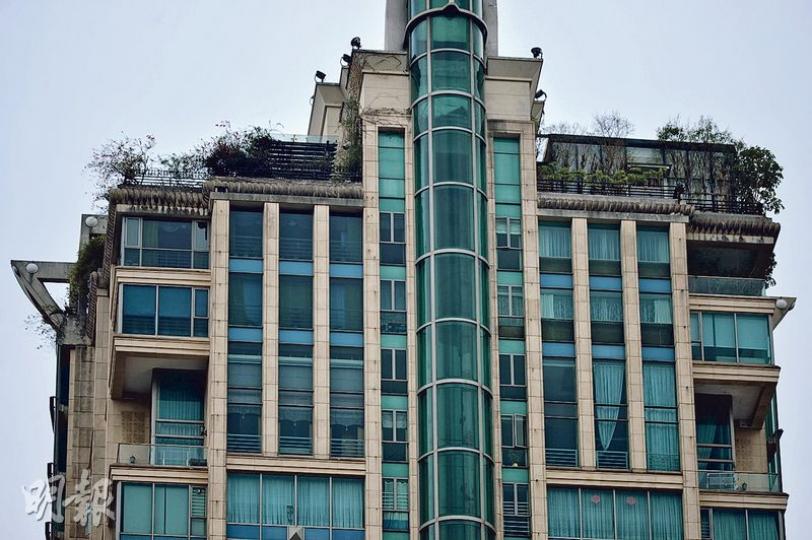 控方透露身為虔誠天主教徒的曾蔭權甚注重深圳東海花園大宅的風水,其妻鮑笑薇更偕同風水師到大宅實地視察,並聽從其建議把外欄顏色改為墨綠色和種植植物等。為曾氏夫婦看風水堪輿師龍景銓直認曾到該深圳大宅佈置風水,又指曾是「百分之百好官」。(蘇智鑫攝) 控方透露身為虔誠天主教徒的曾蔭權甚注重深圳東海花園大宅的風水,其妻鮑笑薇更偕同風水師到大宅實地視察,並聽從其建議把外欄顏色改為墨綠色和種植植物等。為曾氏夫婦看風水堪輿師龍景銓直認曾到該深圳大宅佈置風水,又指曾是「百分之百好官」。(蘇智鑫攝)