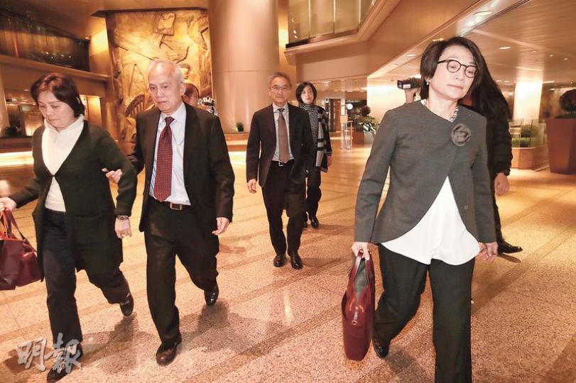 曾蔭權的家人包括三弟曾蔭煊(左)夫婦、五弟曾蔭荃(中)及胞妹曾璟璇(右)昨晚先後到達力寶中心,乘升降機到15樓夏禮文律師行,逗留逾1小時後離開,回到曾蔭權畢拉山的住所。(曾憲宗攝) 曾蔭權的家人包括三弟曾蔭煊(左)夫婦、五弟曾蔭荃(中)及胞妹曾璟璇(右)昨晚先後到達力寶中心,乘升降機到15樓夏禮文律師行,逗留逾1小時後離開,回到曾蔭權畢拉山的住所。(曾憲宗攝)