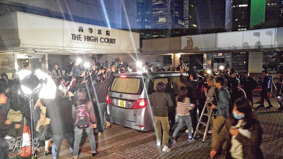 曾蔭權一家離開高等法院時遭大批攝影記者包圍,有車輛試圖離開時,一名攝影記者突發出兩聲慘叫,疑是不小心被車輛輪胎壓中。(楊英傑攝) 曾蔭權一家離開高等法院時遭大批攝影記者包圍,有車輛試圖離開時,一名攝影記者突發出兩聲慘叫,疑是不小心被車輛輪胎壓中。(楊英傑攝)
