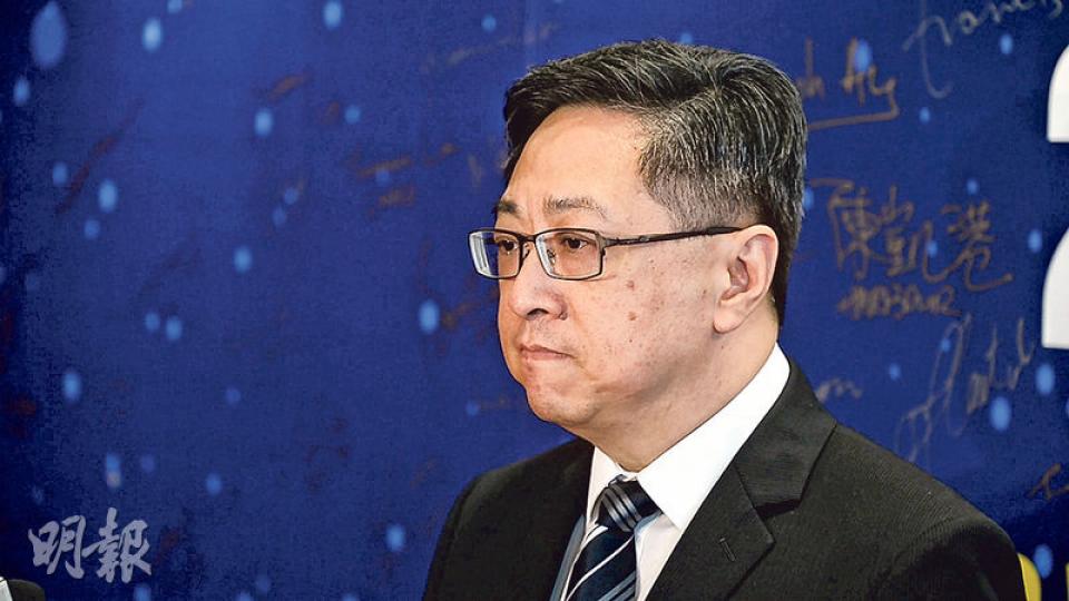 警務處長盧偉聰昨以3分鐘回應7警各被判刑兩年的事件,沒就事件向公眾承認警隊錯誤或道歉,亦沒有回應記者提問便離開。(鍾林枝攝)警察隊員佐級協會主席陳祖光表示,望以一切合法、合理行動為7警「取回公道」。(楊柏賢攝) 警務處長盧偉聰昨以3分鐘回應7警各被判刑兩年的事件,沒就事件向公眾承認警隊錯誤或道歉,亦沒有回應記者提問便離開。(鍾林枝攝)警察隊員佐級協會主席陳祖光表示,望以一切合法、合理行動為7警「取回公道」。(楊柏賢攝)