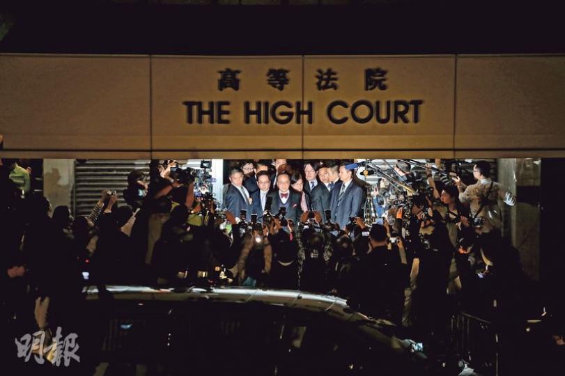 曾蔭權昨被裁定一項公職人員行為失當罪成,另一項公職人員行為失當罪罪名不成立,而行政長官收受利益罪則未能裁決,他獲准保釋,待下周一再開庭處理未能達成裁決的行政長官收受利益罪。(李紹昌攝)審訊以來一直獲家人支持的曾蔭權,昨晚由幼子曾慶淳(左)撓着右手,並由妻子鮑少薇(右)拖着其左手離開高院。(鍾林枝攝) 曾蔭權昨被裁定一項公職人員行為失當罪成,另一項公職人員行為失當罪罪名不成立,而行政長官收受利益罪則未能裁決,他獲准保釋,待下周一再開庭處理未能達成裁決的行政長官收受利益罪。(李紹昌攝)審訊以來一直獲家人支持的曾蔭權,昨晚由幼子曾慶淳(左)撓着右手,並由妻子鮑少薇(右)拖着其左手離開高院。(鍾林枝攝)