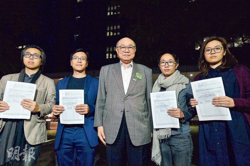 「民主政綱先決計劃」昨宣布優先分配46個提名予胡國興(中),胡昨表明,現有54個提名,當中一人是建制派,但仍未夠票「入閘」。最新4票來自建築、測量、都市規劃及園境界團隊「L5」(圖)。(楊柏賢攝)林鄭月娥(前右二)昨早與少數族裔團體交流,預告最快本星期報名參選。她說,「不存在拿到夠(提名)就不再拿」,每張提名票都會爭取,指選舉是公平競爭。(渠贇攝)手握約20票的公屋聯會昨先後與3名行政長官參選人會面,主席王坤(左)向曾俊華(中)致送寫有「安居樂業」道具,希望下屆政府讓市民安居樂業。(楊柏賢攝)葉 「民主政綱先決計劃」昨宣布優先分配46個提名予胡國興(中),胡昨表明,現有54個提名,當中一人是建制派,但仍未夠票「入閘」。最新4票來自建築、測量、都市規劃及園境界團隊「L5」(圖)。(楊柏賢攝)林鄭月娥(前右二)昨早與少數族裔團體交流,預告最快本星期報名參選。她說,「不存在拿到夠(提名)就不再拿」,每張提名票都會爭取,指選舉是公平競爭。(渠贇攝)手握約20票的公屋聯會昨先後與3名行政長官參選人會面,主席王坤(左)向曾俊華(中)致送寫有「安居樂業」道具,希望下屆政府讓市民安居樂業。(楊柏賢攝)葉