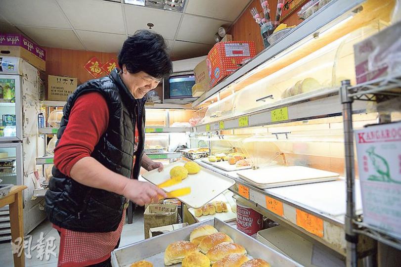 在興民商場經營餅店逾10年的施太(圖)說,暫無計劃另覓地方繼續經營,會先休息一段時間再作打算。她說不捨得這間夫婦倆親手建立的店舖。(鍾林枝攝)六旬的洗衣店東主盧女士(右)說,現時在屋邨經營洗衣店志在打發時間,亦想服務這小區的居民,結業後打算退休,不再找地方重開。(鍾林枝攝) 在興民商場經營餅店逾10年的施太(圖)說,暫無計劃另覓地方繼續經營,會先休息一段時間再作打算。她說不捨得這間夫婦倆親手建立的店舖。(鍾林枝攝)六旬的洗衣店東主盧女士(右)說,現時在屋邨經營洗衣店志在打發時間,亦想服務這小區的居民,結業後打算退休,不再找地方重開。(鍾林枝攝)