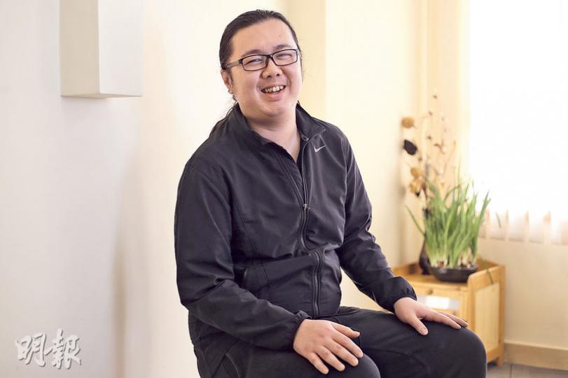 33歲的Alex是精神分裂症康復者,回想患病時,他感到街上每支燈柱都有閉路電視監視自己,令他焦慮及憤怒,其後靠藥物及家人照料慢慢康復,更願意與大眾分享患病經歷。(曾憲宗攝)Alex(圖)16歲時確診患上精神分裂症,幸得到家人及精神科護士支持,生活漸漸重現光明。他不再懼怕曾經折磨自己的精神病,康復後於浸信會愛羣社會服務處轄下社企餐廳任職侍應,更勇於向外界分享患病經歷。(曾憲宗攝) 33歲的Alex是精神分裂症康復者,回想患病時,他感到街上每支燈柱都有閉路電視監視自己,令他焦慮及憤怒,其後靠藥物及家人照料慢慢康復,更願意與大眾分享患病經歷。(曾憲宗攝)Alex(圖)16歲時確診患上精神分裂症,幸得到家人及精神科護士支持,生活漸漸重現光明。他不再懼怕曾經折磨自己的精神病,康復後於浸信會愛羣社會服務處轄下社企餐廳任職侍應,更勇於向外界分享患病經歷。(曾憲宗攝)