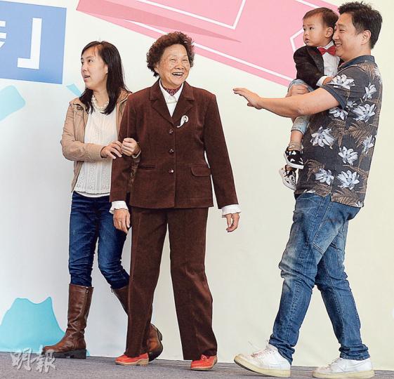 黃立偉(右一)曾經因沉迷賭博欠債,幸得母親(左二)和當時女友支持,成功戒賭,更與女友成家立室,誕下一兒。他昨與妻(左一)兒和母親出席「有品家庭選舉頒獎禮」,獲頒「感恩家庭」獎。(劉焌陶攝) 黃立偉(右一)曾經因沉迷賭博欠債,幸得母親(左二)和當時女友支持,成功戒賭,更與女友成家立室,誕下一兒。他昨與妻(左一)兒和母親出席「有品家庭選舉頒獎禮」,獲頒「感恩家庭」獎。(劉焌陶攝)