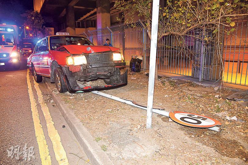 被後車撞尾之的士撞傷截車女子後,再剷上草坪撞塌一支路牌。(蔡方山攝)截的士引發撞車禍及自己的外籍女子,由救護車送院治理後情况嚴重。(蔡方山攝) 被後車撞尾之的士撞傷截車女子後,再剷上草坪撞塌一支路牌。(蔡方山攝)截的士引發撞車禍及自己的外籍女子,由救護車送院治理後情况嚴重。(蔡方山攝)