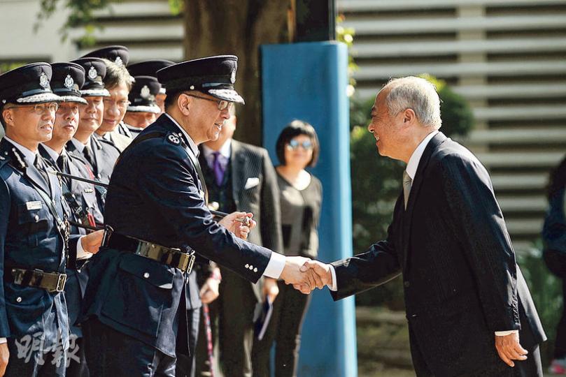 警務處長盧偉聰(左)昨出席警察學院結業會操後,被多次追問是否需為七警案道歉時,未正面回應,但稱希望市民了解案件背景,指佔領運動期間警員承受巨大壓力,有同事因公務捲入刑事案件,他為此感到心痛。(楊柏賢攝) 警務處長盧偉聰(左)昨出席警察學院結業會操後,被多次追問是否需為七警案道歉時,未正面回應,但稱希望市民了解案件背景,指佔領運動期間警員承受巨大壓力,有同事因公務捲入刑事案件,他為此感到心痛。(楊柏賢攝)