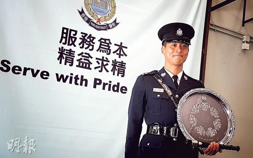 見習督察趙明康因表現優異,獲頒施禮榮盾及榮譽警棍。在七警罪成之際畢業,趙明康指對案件感心痛,但強調警隊絕不容許濫用暴力,又指有誠信的警隊需承認錯誤。(丁灝嵐攝) 見習督察趙明康因表現優異,獲頒施禮榮盾及榮譽警棍。在七警罪成之際畢業,趙明康指對案件感心痛,但強調警隊絕不容許濫用暴力,又指有誠信的警隊需承認錯誤。(丁灝嵐攝)
