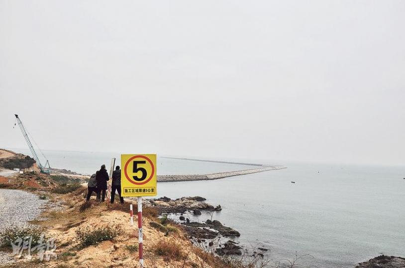 為配合「一帶一路」戰略發展規劃,粵西的茂名市正進行廣東最大規模的填海工程,建設一個圍海面積達25平方公里的大型港口,圖為長達8公里防波堤。(李泉攝)茂名濱海新區總工程師張有欽(右)表示,博賀港建設工程預計在2030年結束,建成後港口的年吞吐能力將達到1.5億噸。(李泉攝) 為配合「一帶一路」戰略發展規劃,粵西的茂名市正進行廣東最大規模的填海工程,建設一個圍海面積達25平方公里的大型港口,圖為長達8公里防波堤。(李泉攝)茂名濱海新區總工程師張有欽(右)表示,博賀港建設工程預計在2030年結束,建成後港口的年吞吐能力將達到1.5億噸。(李泉攝)