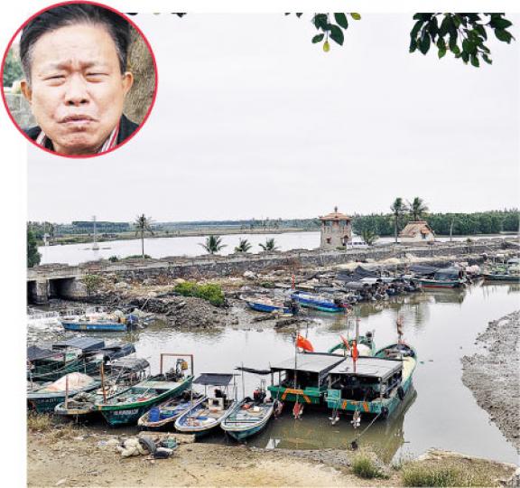 徐聞縣博物館首任館長吳凱(圓圖)表示,以徐聞古港為始發港的海上絲綢之路航線,如今碼頭(圖)已漸漸荒廢,周邊被紅樹林覆蓋,只有幾艘小漁船停泊。(李泉攝) 徐聞縣博物館首任館長吳凱(圓圖)表示,以徐聞古港為始發港的海上絲綢之路航線,如今碼頭(圖)已漸漸荒廢,周邊被紅樹林覆蓋,只有幾艘小漁船停泊。(李泉攝)