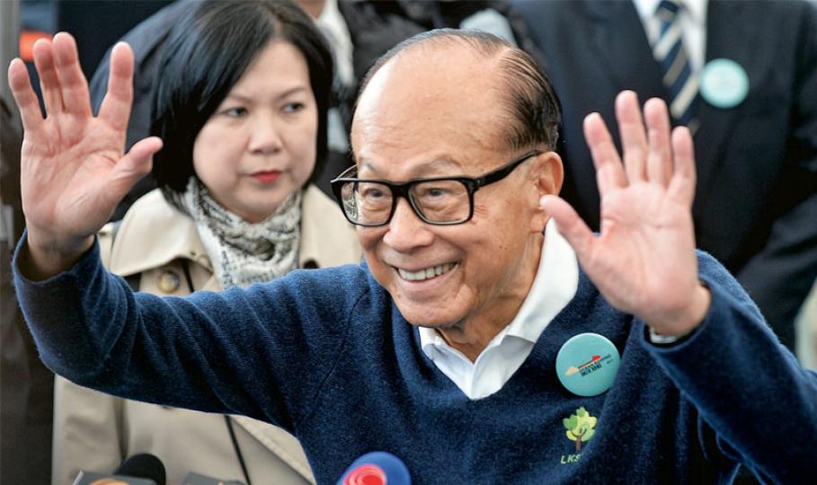 長和系主席李嘉誠(前)昨以名下基金會主席身分出席活動,其後主動會見傳媒,稱自己不會提名任何人參選特首,但一定會投票,因提名會「得罪人」,但「投給誰無人知,我亦不會公開」。李嘉誠以「私人行動」為由,拒評是否曾與全國人大委員長張德江會面,以及對方有否要求他支持林鄭月娥。(蘇智鑫攝) 長和系主席李嘉誠(前)昨以名下基金會主席身分出席活動,其後主動會見傳媒,稱自己不會提名任何人參選特首,但一定會投票,因提名會「得罪人」,但「投給誰無人知,我亦不會公開」。李嘉誠以「私人行動」為由,拒評是否曾與全國人大委員長張德江會面,以及對方有否要求他支持林鄭月娥。(蘇智鑫攝)