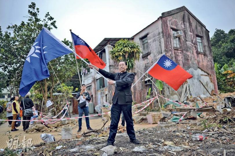 約200名市民昨午到紅樓集會,反對清拆,有示威者揮舞國民黨旗和中華民國旗,顯示紅樓的歷史背景;亦有居港的台灣人參加集會,並稱打算與其他台灣商人集資買回土地。(蘇智鑫攝) 約200名市民昨午到紅樓集會,反對清拆,有示威者揮舞國民黨旗和中華民國旗,顯示紅樓的歷史背景;亦有居港的台灣人參加集會,並稱打算與其他台灣商人集資買回土地。(蘇智鑫攝)