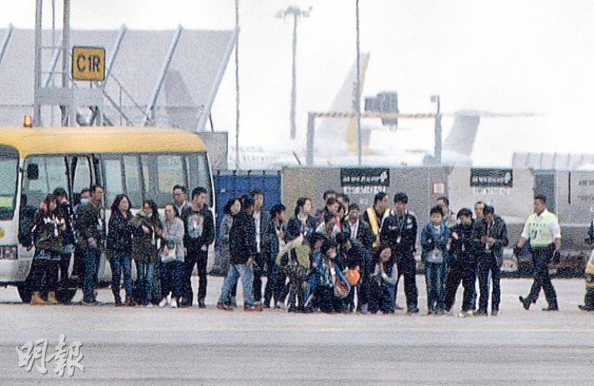昨午死者家人及親友約30人到意外現場拜祭,有家人傷心跪地掩面嚎哭,見者心酸。(賴俊傑攝) 昨午死者家人及親友約30人到意外現場拜祭,有家人傷心跪地掩面嚎哭,見者心酸。(賴俊傑攝)