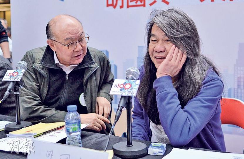 特首參選人胡國興(左)、梁國雄(右)昨日出席網台D100《星期天論壇》,梁憶述當年胡官曾審理涉及他的案件,稱當時胡官包容他在法庭上發言逾10分鐘,形容對方比較開明,其他法官不可能讓他繼續發言。(蘇智鑫攝) 特首參選人胡國興(左)、梁國雄(右)昨日出席網台D100《星期天論壇》,梁憶述當年胡官曾審理涉及他的案件,稱當時胡官包容他在法庭上發言逾10分鐘,形容對方比較開明,其他法官不可能讓他繼續發言。(蘇智鑫攝)