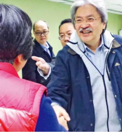 特首參選人曾俊華(右)昨與約20名高等教育界選委會面,被問到會否告急,他說﹕「真係好急時會告啦。」(梁智康攝) 特首參選人曾俊華(右)昨與約20名高等教育界選委會面,被問到會否告急,他說﹕「真係好急時會告啦。」(梁智康攝)