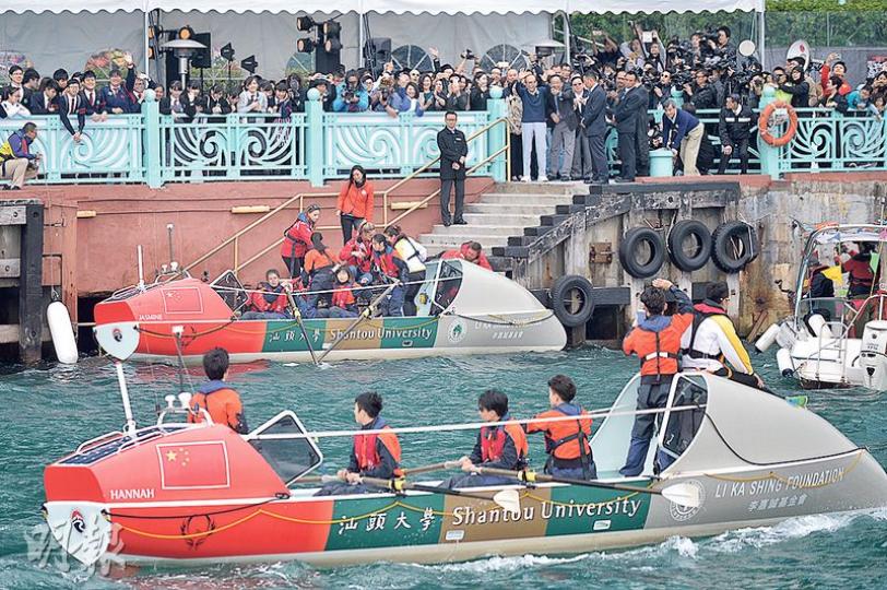 汕頭大學20個學生經過一連8日、划咗640公里,由汕頭划艇到香港,長和系主席李嘉誠(箭嘴示)噚日就以名下基金會主席身分,喺黃埔海濱終點親自迎接兩艘艇「漢娜」(前)及「茉莉花」(近岸)成員抵港。(蘇智鑫攝) 汕頭大學20個學生經過一連8日、划咗640公里,由汕頭划艇到香港,長和系主席李嘉誠(箭嘴示)噚日就以名下基金會主席身分,喺黃埔海濱終點親自迎接兩艘艇「漢娜」(前)及「茉莉花」(近岸)成員抵港。(蘇智鑫攝)