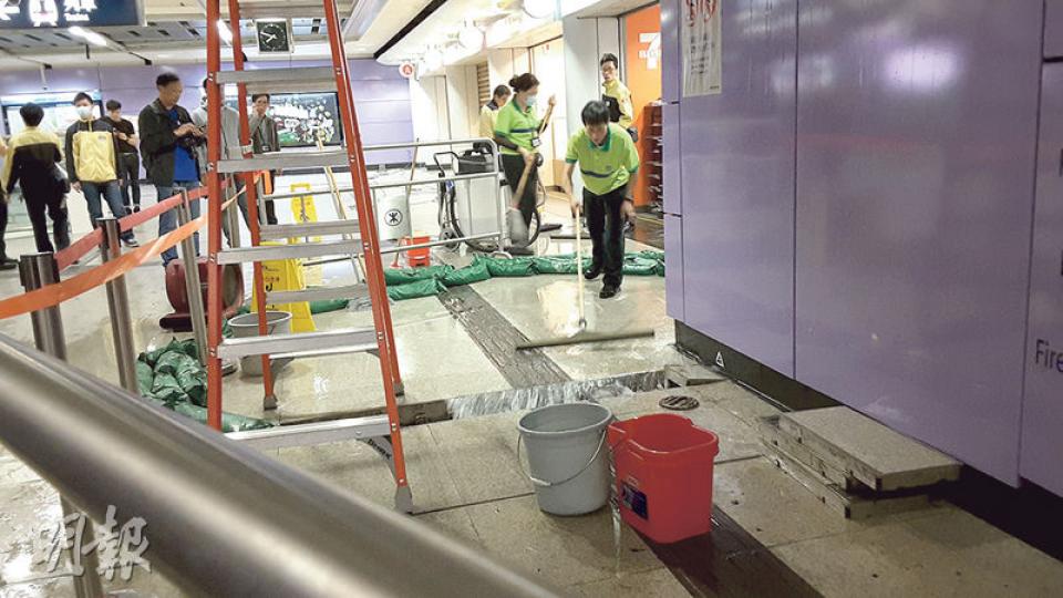 繼早前海怡半島站「漏水」要封站後,昨日港島線西營盤站因有消防喉損毁,引致A出口近大堂位置天花漏水,職員要關水掣及圍封部分通道清理,其間列車服務維持正常。(鍾炳然攝) 繼早前海怡半島站「漏水」要封站後,昨日港島線西營盤站因有消防喉損毁,引致A出口近大堂位置天花漏水,職員要關水掣及圍封部分通道清理,其間列車服務維持正常。(鍾炳然攝)