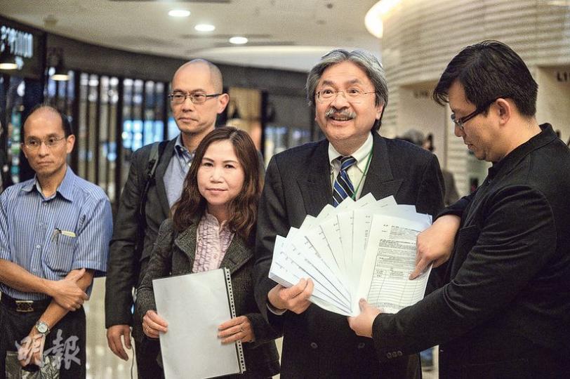 特首參選人曾俊華(右二)昨日再獲6名民主派高等教育界選委提名,相關選委更親自把提名表格送到曾俊華競選辦所在的灣仔合和中心。曾俊華至今獲高教界11名選委提名,圖為他展示有關表格。(鍾林枝攝)工聯會名譽會長鄭耀棠(圖)昨於傳媒茶敘上主動拿出提名表格,即席簽署提名林鄭月娥參選特首。身兼林太競選辦資深顧問的鄭耀棠稱自己不是工聯會「話事人」,不清楚會內有多少人會提名林太。(梁智康攝) 特首參選人曾俊華(右二)昨日再獲6名民主派高等教育界選委提名,相關選委更親自把提名表格送到曾俊華競選辦所在的灣仔合和中心。曾俊華至今獲高教界11名選委提名,圖為他展示有關表格。(鍾林枝攝)工聯會名譽會長鄭耀棠(圖)昨於傳媒茶敘上主動拿出提名表格,即席簽署提名林鄭月娥參選特首。身兼林太競選辦資深顧問的鄭耀棠稱自己不是工聯會「話事人」,不清楚會內有多少人會提名林太。(梁智康攝)