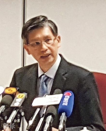 港珠澳大橋香港接線項目再爆出工程事故,路政署長鍾錦華被追問為何事件發生至今逾兩年,政府一直無主動交代事件,他指由於不涉公眾利益,對環境影響不大,故未有主動公布,並非有意隱瞞。(馬耀森攝) 港珠澳大橋香港接線項目再爆出工程事故,路政署長鍾錦華被追問為何事件發生至今逾兩年,政府一直無主動交代事件,他指由於不涉公眾利益,對環境影響不大,故未有主動公布,並非有意隱瞞。(馬耀森攝)