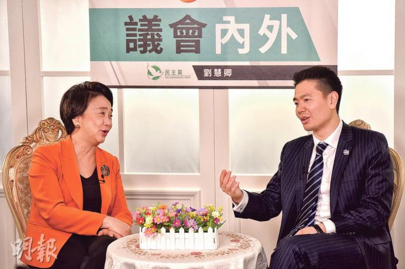 民主黨前主席劉慧卿(左)噚日訪問民建聯副主席周浩鼎(右),民建聯今屆特首選舉推薦提名林鄭月娥但唔綑綁,被卿姐批評係「鬆散」,不過Holden就提醒卿姐,民主黨都只係推薦曾俊華,由黨員自由決定。(黃志東攝) 民主黨前主席劉慧卿(左)噚日訪問民建聯副主席周浩鼎(右),民建聯今屆特首選舉推薦提名林鄭月娥但唔綑綁,被卿姐批評係「鬆散」,不過Holden就提醒卿姐,民主黨都只係推薦曾俊華,由黨員自由決定。(黃志東攝)