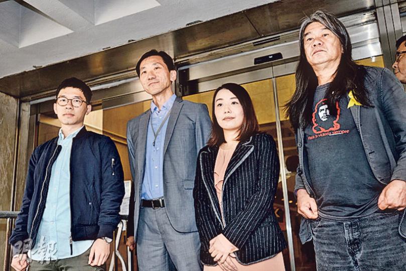 遭司法覆核立法會議員資格的4名立法會議員羅冠聰(左起)、姚松炎、劉小麗及梁國雄,昨表示僅梁國雄獲批法援,其餘3人的法援上訴遭駁回。(楊柏賢攝) 遭司法覆核立法會議員資格的4名立法會議員羅冠聰(左起)、姚松炎、劉小麗及梁國雄,昨表示僅梁國雄獲批法援,其餘3人的法援上訴遭駁回。(楊柏賢攝)