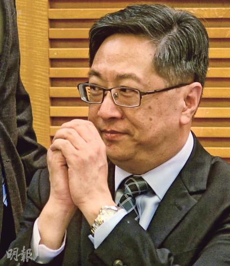 警務處長盧偉聰(圖)昨出席離島區議會會議時表示,警務人員不想成為磨心,但相信以香港現時的情况,警隊成磨心「不能避免」。(劉焌陶攝) 警務處長盧偉聰(圖)昨出席離島區議會會議時表示,警務人員不想成為磨心,但相信以香港現時的情况,警隊成磨心「不能避免」。(劉焌陶攝)