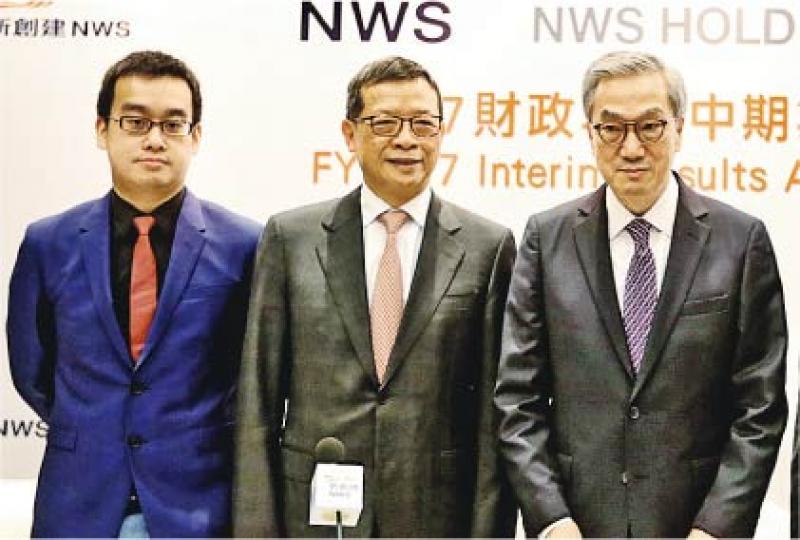 新創建主席鄭家純早前傳中風住院,公司隨後證實其身體抱恙,正休假調養。新創建行政總裁曾蔭培(右)表示,鄭家純健康狀况穩定,仍參與公司運作。(郭慶輝攝) 新創建主席鄭家純早前傳中風住院,公司隨後證實其身體抱恙,正休假調養。新創建行政總裁曾蔭培(右)表示,鄭家純健康狀况穩定,仍參與公司運作。(郭慶輝攝)
