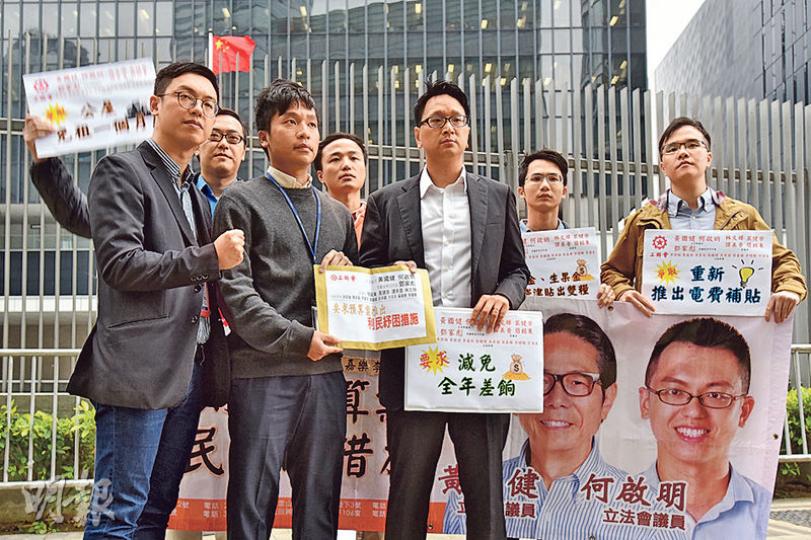 財政司長陳茂波今日宣讀其上任後首份《財政預算案》,他早前指出,今年的盈餘將超出預期。工聯會代表昨日到政府總部請願,要求財爺「派糖」,包括免差餉和電費補貼等。(黃志東攝) 財政司長陳茂波今日宣讀其上任後首份《財政預算案》,他早前指出,今年的盈餘將超出預期。工聯會代表昨日到政府總部請願,要求財爺「派糖」,包括免差餉和電費補貼等。(黃志東攝)