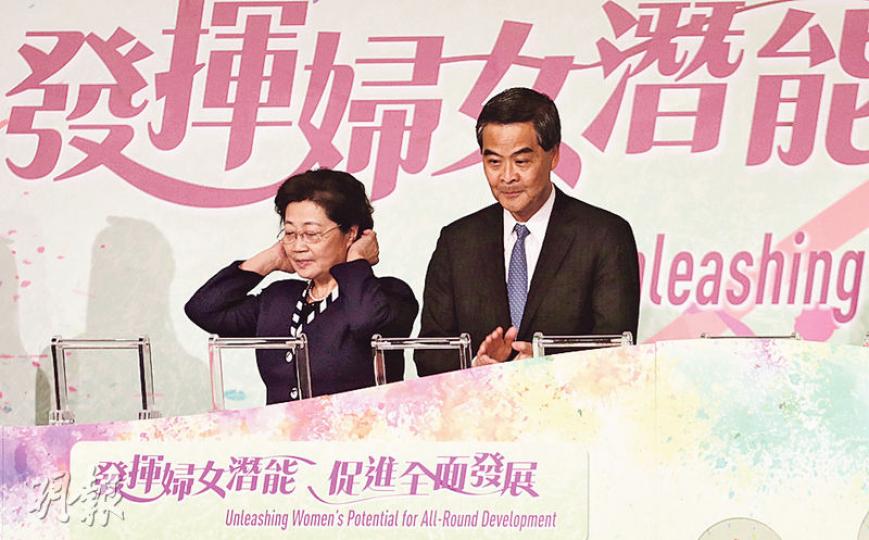 特首梁振英(右)噚日出席婦女事務委員會研討會,致辭時形容香港嘅婦女已撐起半邊天,政府亦提供唔同政策支援婦女。左為中華全國婦女聯合會副主席崔郁。(郭慶輝攝) 特首梁振英(右)噚日出席婦女事務委員會研討會,致辭時形容香港嘅婦女已撐起半邊天,政府亦提供唔同政策支援婦女。左為中華全國婦女聯合會副主席崔郁。(郭慶輝攝)