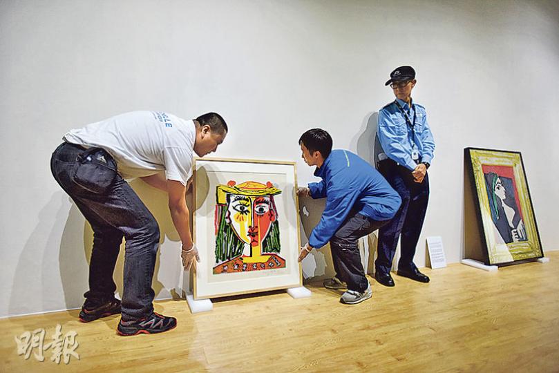 「畢加索與積琪蓮」展覽嘅畫作已經到咗時代廣場,職員整理緊嘅呢幅就係《戴帽拿著絨球和印刷罩衫的女人肖像》,大家過幾日就可以去參觀。(黃志東攝)「畢加索與積琪蓮」展覽即將展出嘅油畫《積琪蓮》,畫咗佢老婆嘅側面。(黃志東攝) 「畢加索與積琪蓮」展覽嘅畫作已經到咗時代廣場,職員整理緊嘅呢幅就係《戴帽拿著絨球和印刷罩衫的女人肖像》,大家過幾日就可以去參觀。(黃志東攝)「畢加索與積琪蓮」展覽即將展出嘅油畫《積琪蓮》,畫咗佢老婆嘅側面。(黃志東攝)