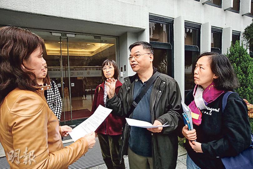性傾向條例家校關注組召集人黄偉明(右二)噚日去中大抗議,反對中大借場畀學生團體搞「基督教性/別文化節」,話咁係「縱容同支持學生做違反校訓嘅事」。(曾憲宗攝) 性傾向條例家校關注組召集人黄偉明(右二)噚日去中大抗議,反對中大借場畀學生團體搞「基督教性/別文化節」,話咁係「縱容同支持學生做違反校訓嘅事」。(曾憲宗攝)