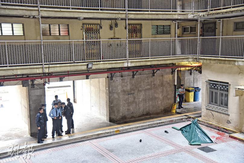 男生於華富邨高處墮下死亡,當時所穿黑皮鞋則跌在身旁,警員事後用帳篷遮蓋遺體。(蔡方山攝) 男生於華富邨高處墮下死亡,當時所穿黑皮鞋則跌在身旁,警員事後用帳篷遮蓋遺體。(蔡方山攝)