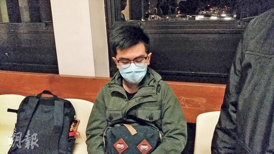 事主妻子得悉意外後情緒激動暈倒,需留院觀察,其兒子(圖)事後在病房門外等候消息。(伍浦鋒攝) 事主妻子得悉意外後情緒激動暈倒,需留院觀察,其兒子(圖)事後在病房門外等候消息。(伍浦鋒攝)