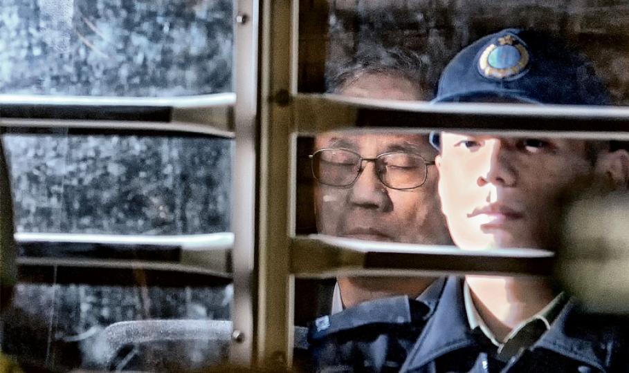 前特首曾蔭權昨被判囚20個月後,由囚車押返荔枝角收押所,逾半百名記者爭相拍攝,曾蔭權一直緊閉雙眼。(鍾林枝攝)曾蔭權太太鮑笑薇(中)在兩子曾慶衍(左)及曾慶淳(右),以及曾蔭權三弟曾蔭煊(後方左起)、五弟曾蔭荃及二弟曾蔭培等家人陪同下讀出聲明,表示對裁決感到失望及傷心,形容昨天是「好黑暗嘅日子」,並表明將會上訴。(李紹昌攝) 前特首曾蔭權昨被判囚20個月後,由囚車押返荔枝角收押所,逾半百名記者爭相拍攝,曾蔭權一直緊閉雙眼。(鍾林枝攝)曾蔭權太太鮑笑薇(中)在兩子曾慶衍(左)及曾慶淳(右),以及曾蔭權三弟曾蔭煊(後方左起)、五弟曾蔭荃及二弟曾蔭培等家人陪同下讀出聲明,表示對裁決感到失望及傷心,形容昨天是「好黑暗嘅日子」,並表明將會上訴。(李紹昌攝)
